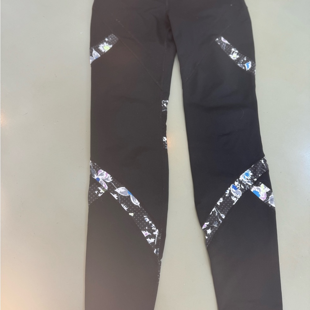 GAP Black And Floral Patterned Women's Workout Set